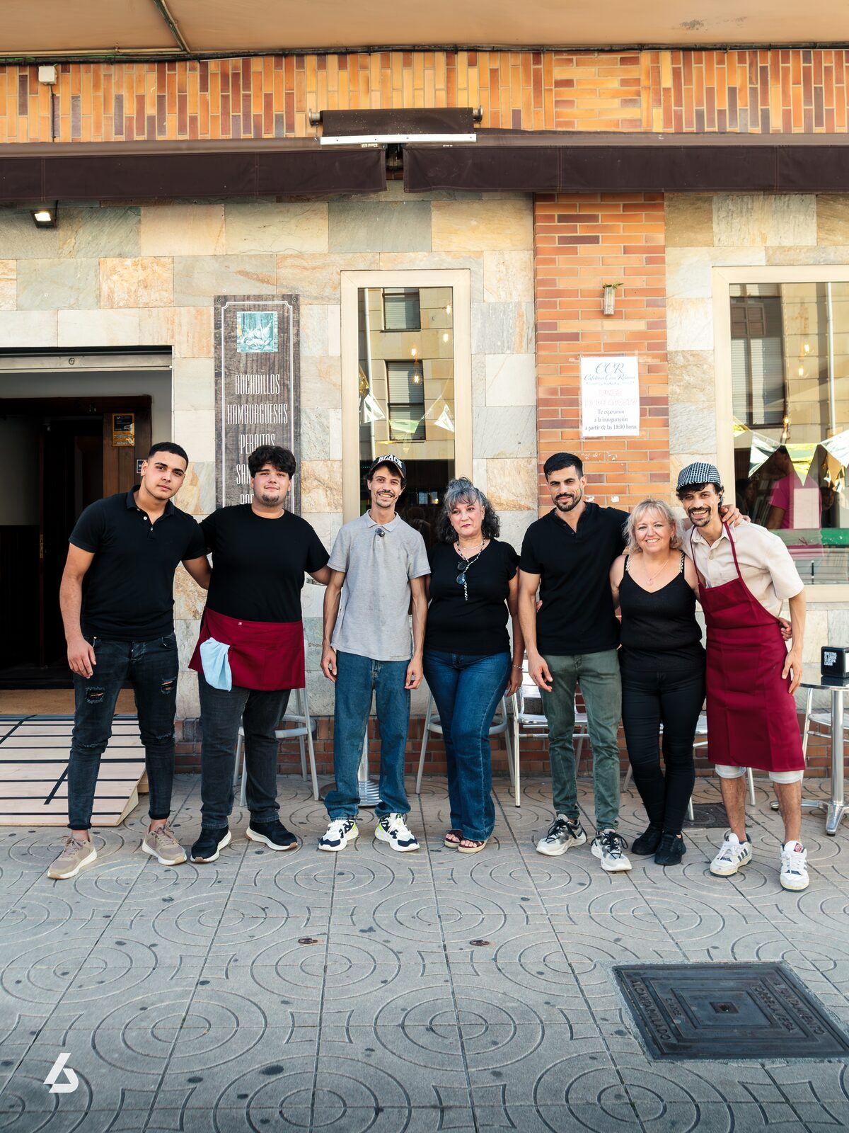 El equipo de Casa Reinosa frente a la cafetería en Torrelavega
