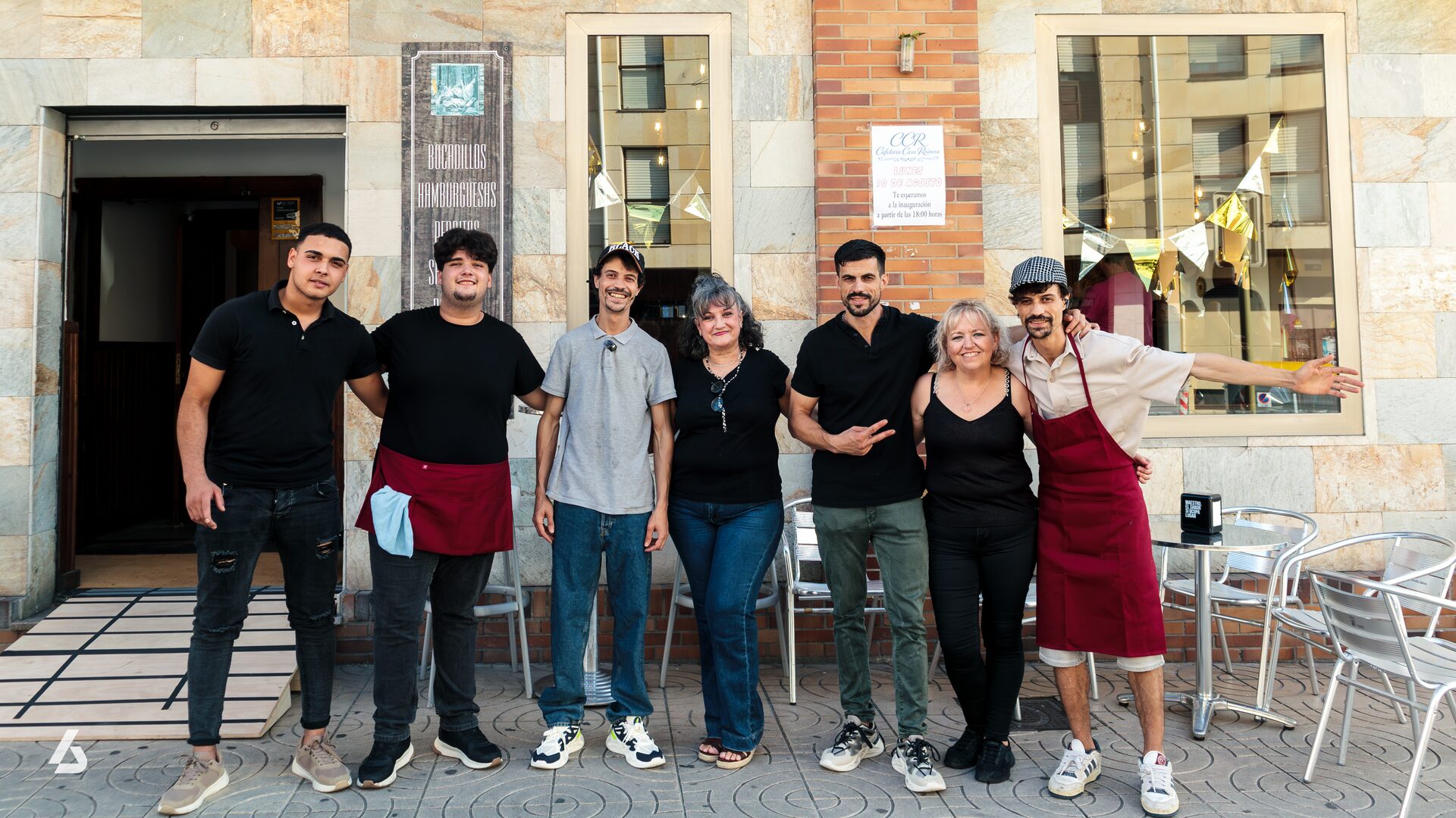Equipo de Casa Reinosa frente a la cafetería en Torrelavega