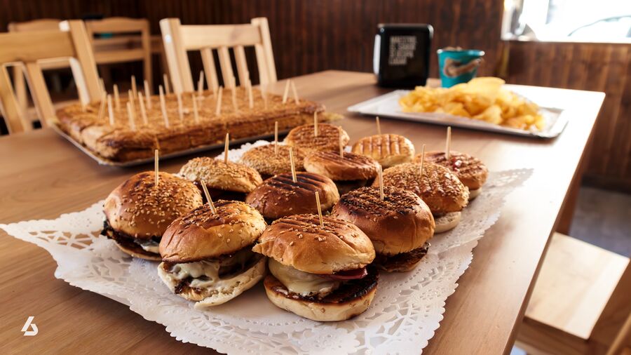 Bandeja de mini hamburguesas